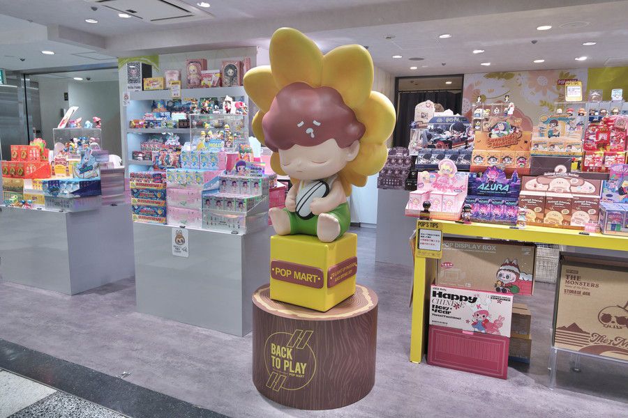 POP MART(ポップマート) 新宿アルタの大型フィギュアのディスプレイ