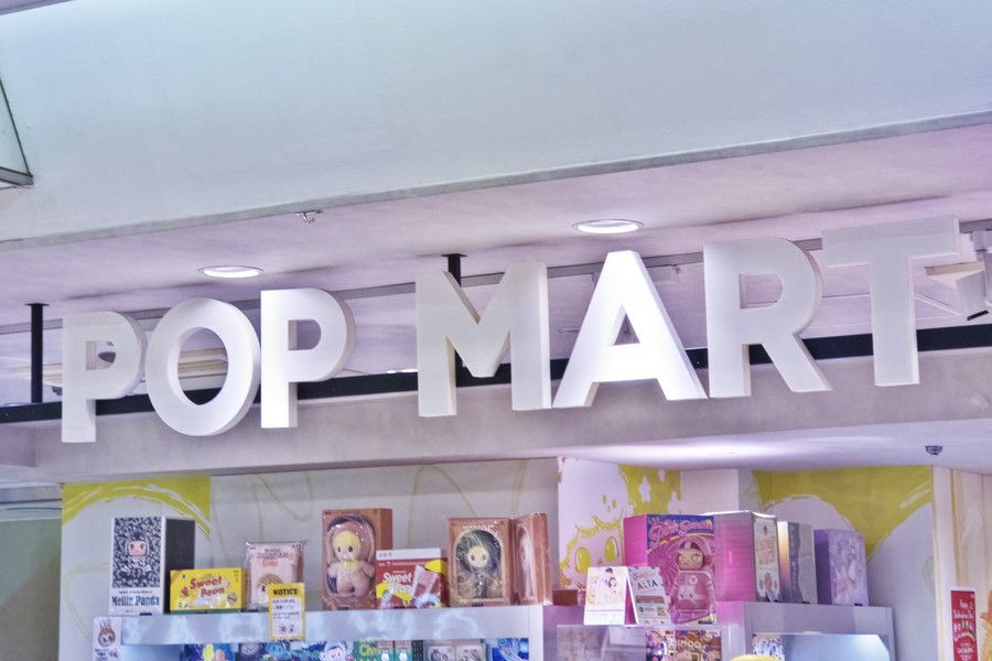 POP MART(ポップマート) 新宿アルタのロゴ看板