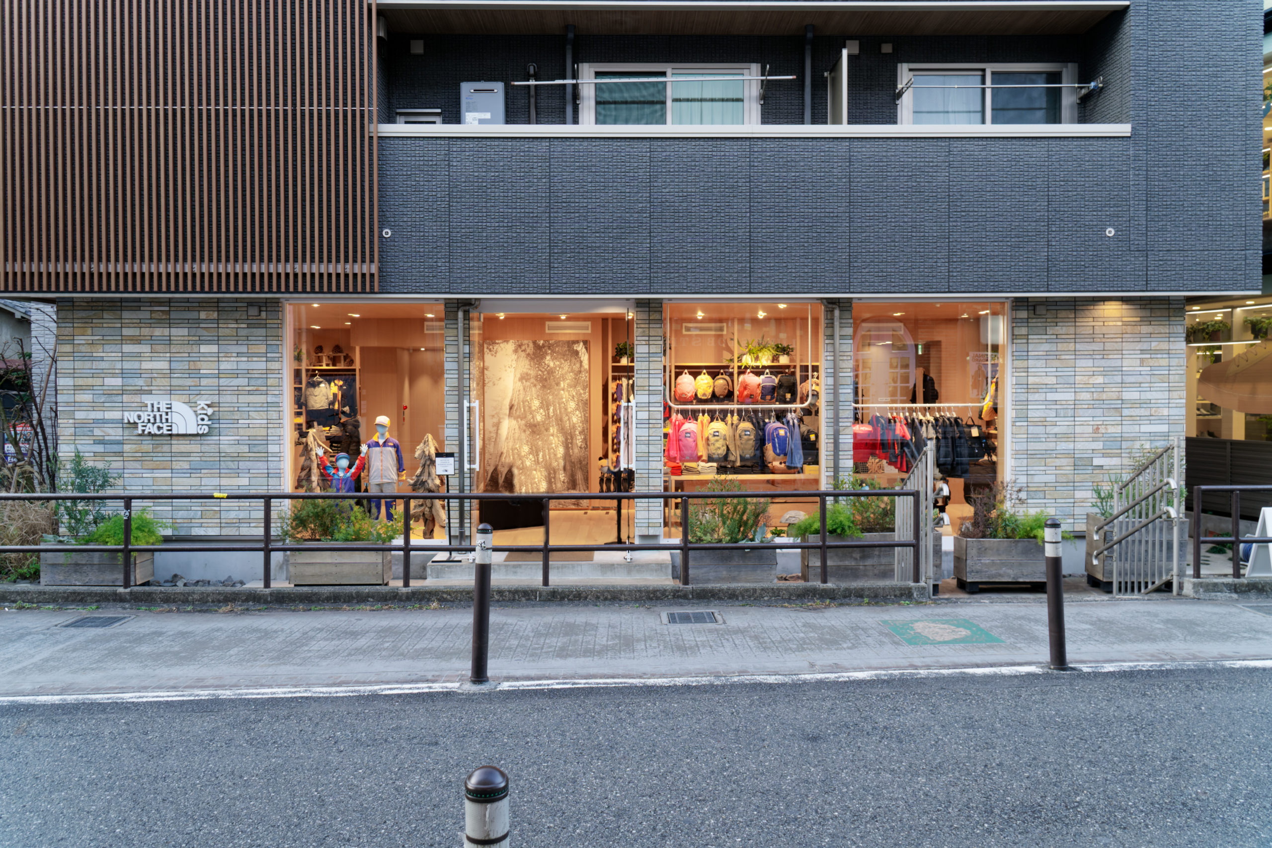 ザ・ノースフェイス キッズ 原宿 キャットストリートのエントランス正面