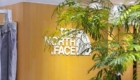 THE NORTH FACE(ザ・ノースフェイス) 渋谷ヒカリエShinQsのブランドロゴ看板