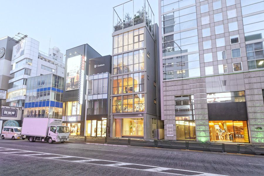 THE NORTH FACE SPHERE(ザ・ノースフェイス スフィア) 原宿 明治通りの周辺の様子