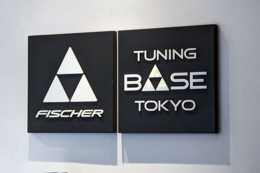 FISCHER TUNING BASE(フィッシャー チューニング ベース)神田の店舗ロゴの看板