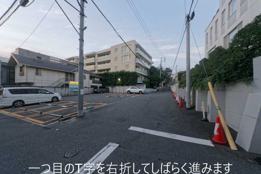 一つ目のT字を右折してしばらく進みます