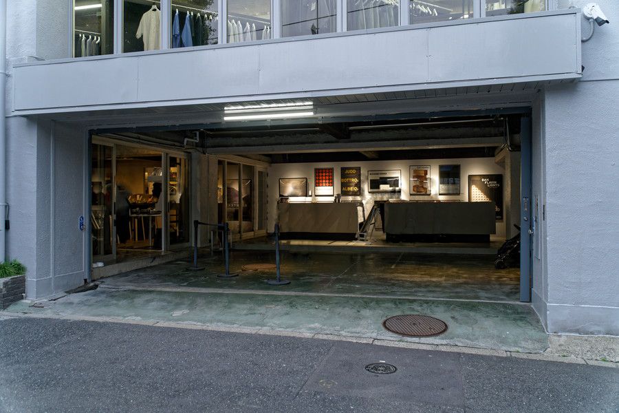 Graphpaper TOKYO(グラフペーパー 東京) 参宮橋(代々木3丁目) 1Fの角打ちスタンド「寄（よせ）」のオープンスペース