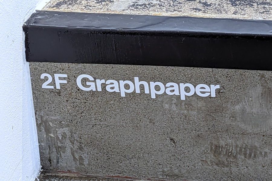 Graphpaper TOKYO(グラフペーパー 東京) 参宮橋(代々木3丁目)の階段の店舗ロゴ