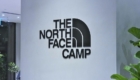 THE NORTH FACE CAMP(ザ・ノース・フェイス キャンプ)の店舗ロゴ看板