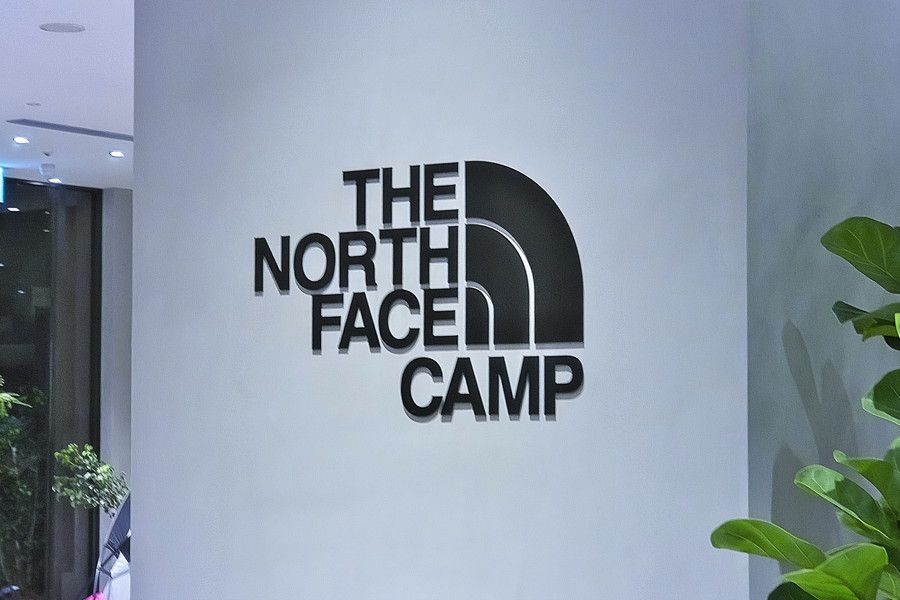 THE NORTH FACE CAMP(ザ・ノース・フェイス キャンプ)の店舗ロゴ看板