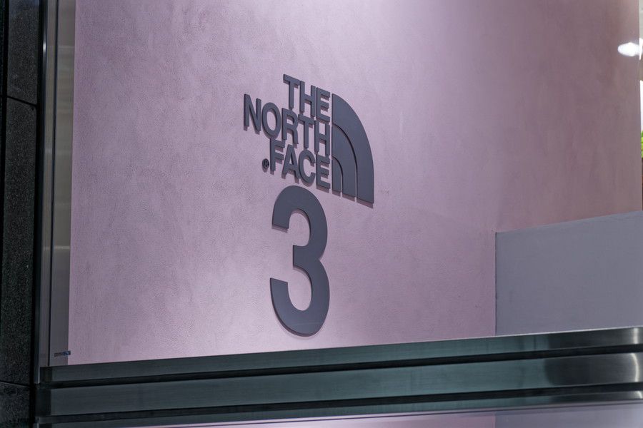 THE NORTH FACE 3(march) ザ・ノース・フェイス マーチ 原宿のロゴ看板