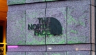 THE NORTH FACE Mountain(ザ・ノース・フェイス マウンテン) 原宿のブランドロゴの看板