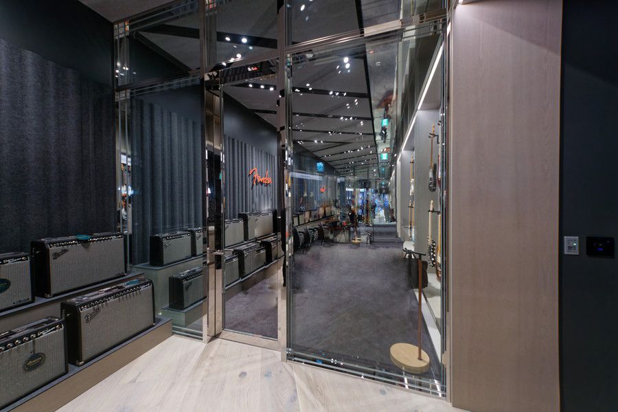 FENDER(フェンダー)のギターとアンプが試せる防音ルーム