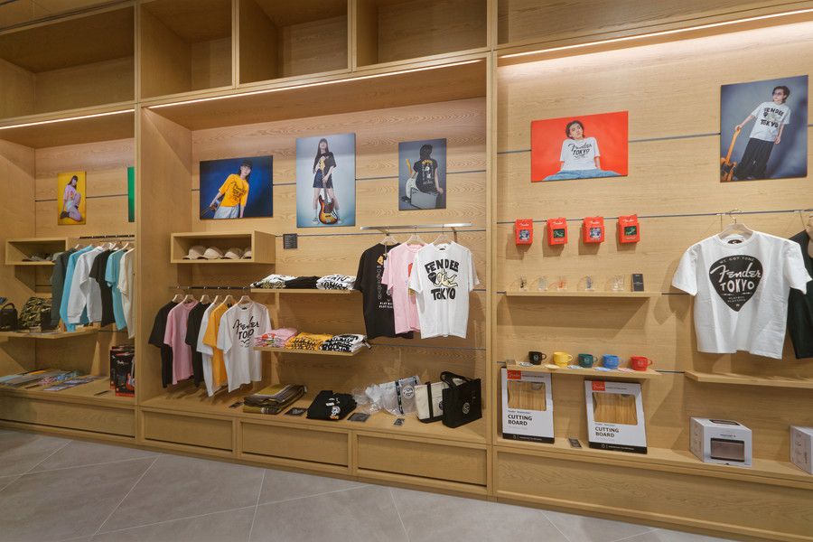 FENDER(フェンダー)の限定Ｔシャツやグッズのディスプレイ