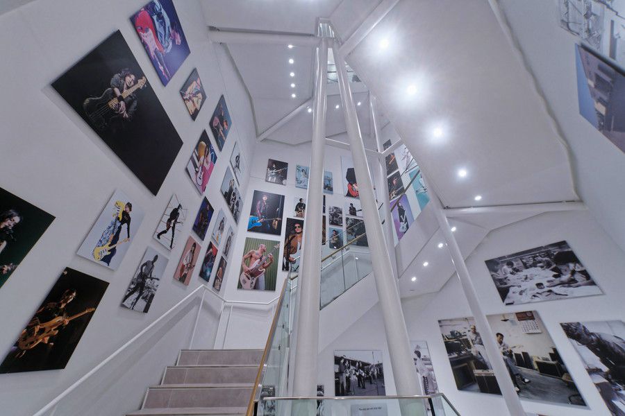 FENDER(フェンダー)使用アーティストのポートレート(写真)が並ぶ階段