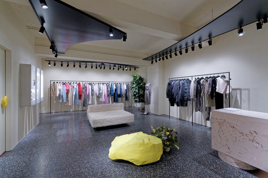 イザベル マラン 青山店の1F店内のアパレル類