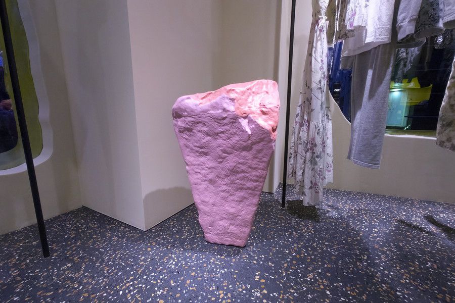 イザベル マラン 青山店の岩のオブジェ