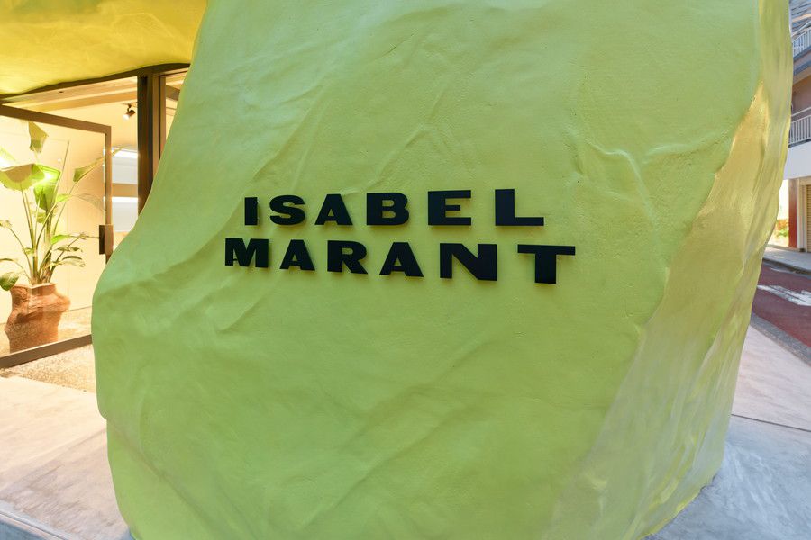 ISABEL MARANT 青山店のブランドロゴの看板