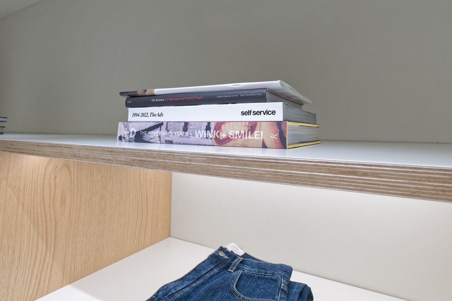 スタジオ ニコルソン 青山のアートブックのディスプレイ