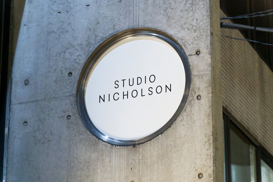 STUDIO NICHOLSON AOYAMAの屋外の看板