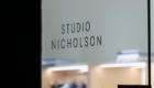 STUDIO NICHOLSON AOYAMAのガラスドアのブランドロゴ