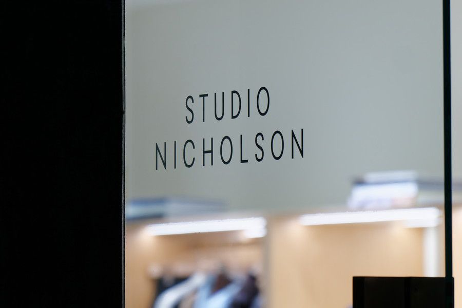 STUDIO NICHOLSON AOYAMAのガラスドアのブランドロゴ