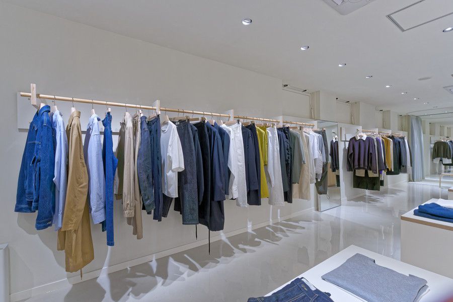 スタジオ ニコルソン 青山の店内のディスプレイ