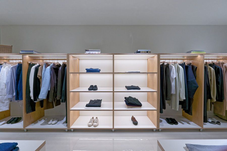 スタジオ ニコルソン 青山の木製什器のディスプレイ