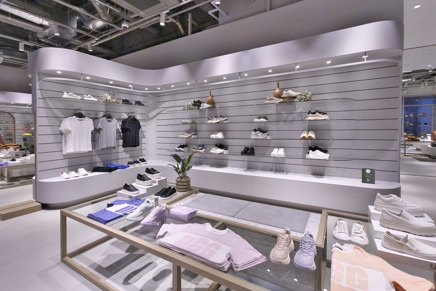 UGG TOKYO FLAGSHIP STORE(アグ 東京 フラッグシップ ストア) メンズスニーカーのスペース