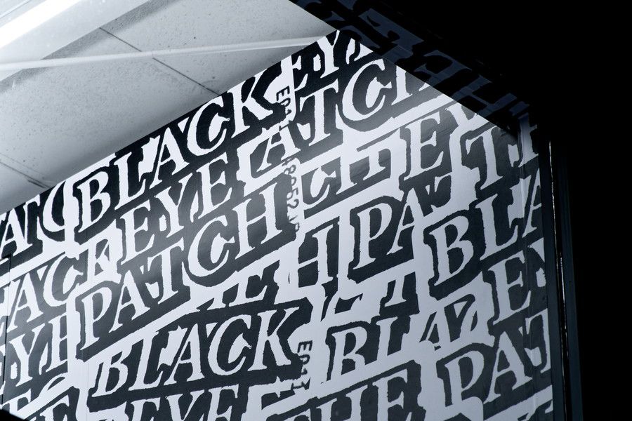 BlackEyePatch ブラックアイパッチ 原宿のブランドロゴの壁