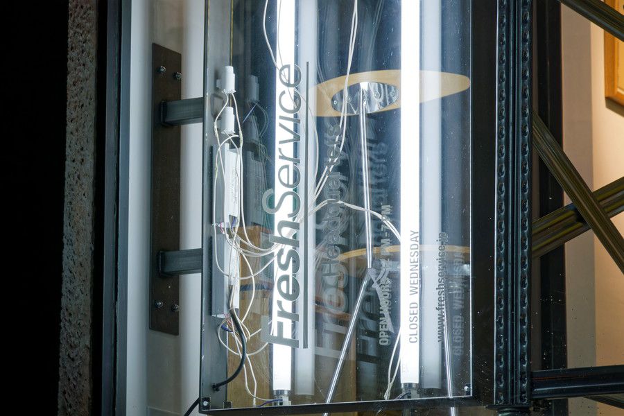 FreshService Headquarters(フレッシュサービス ヘッドクォーターズ)の看板