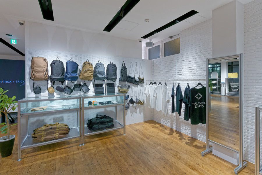 Helinox(ヘリノックス) 原宿の2Fのグッズ類のディスプレイ
