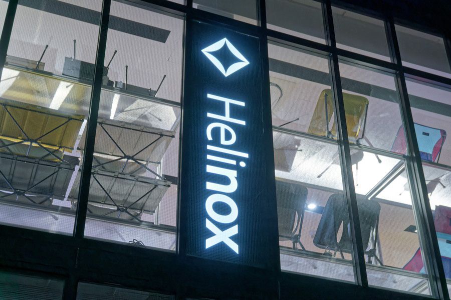 Helinox(ヘリノックス) 原宿の光るロゴ看板