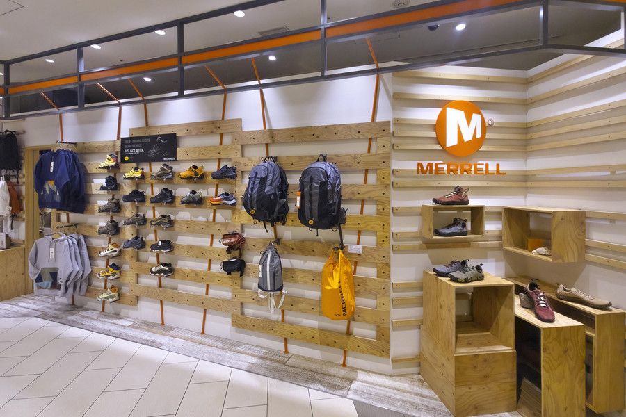 MERREL(メレル) 二子玉川ライズ ドッグウッドプラザの商品ディスプレイ