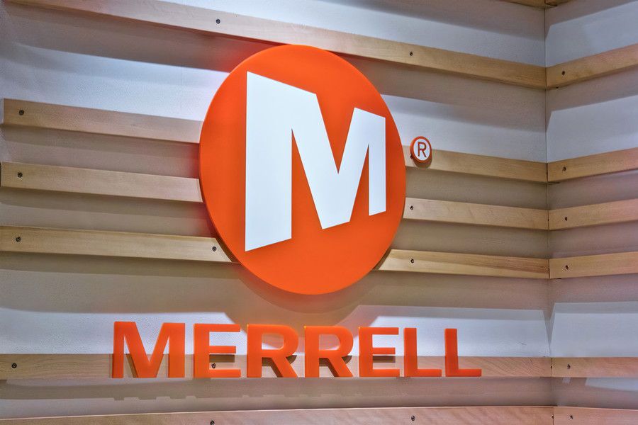 MERREL(メレル) 二子玉川ライズ ドッグウッドプラザの看板