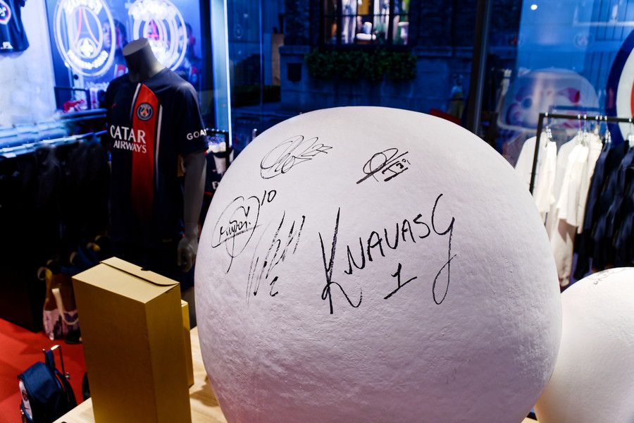 ダルマに描かれたパリサンジェルマンの選手たちのサイン