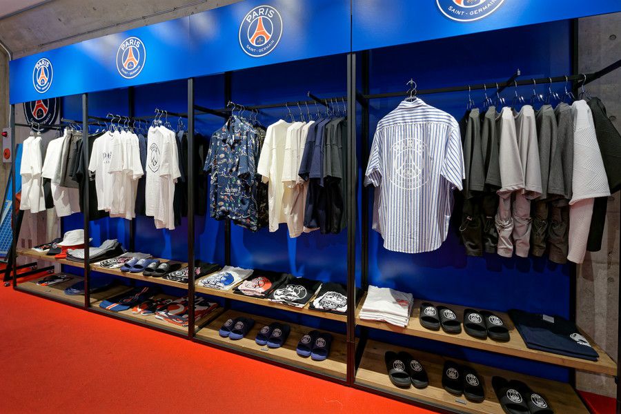 パリサンジェルマン(PSG) 表参道の店内のアパレル類