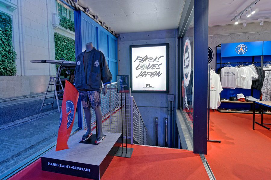 パリサンジェルマン(PSG) 表参道の地下１階への階段