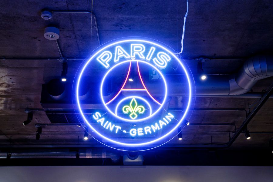 パリサンジェルマン(PSG)のネオンのロゴ