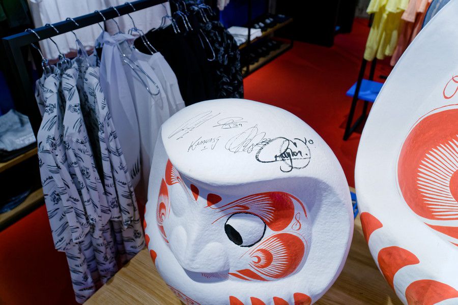 ダルマに描かれたパリサンジェルマンの選手たちのサイン