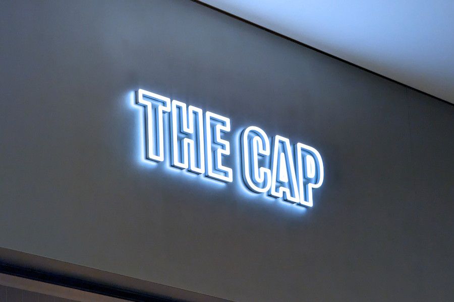 THE CAP(ザ キャップ) 立川のネオンのロゴ看板