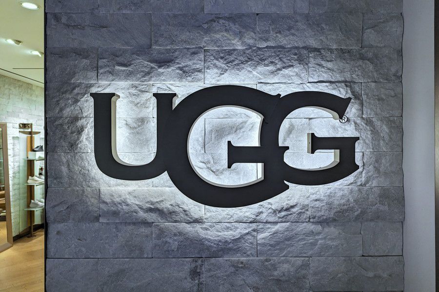 UGG(アグ) 表参道ヒルズの光るブランドロゴ