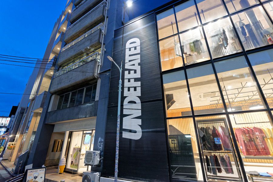 UNDEFEATED(アンディフィーテッド) 渋谷の看板