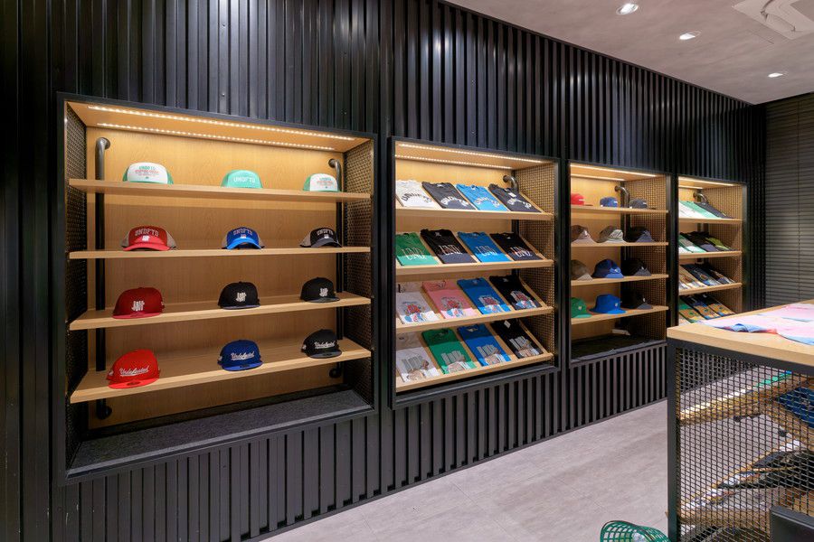 UNDEFEATED(アンディフィーテッド) 渋谷の2FのキャップやTシャツのディスプレイ