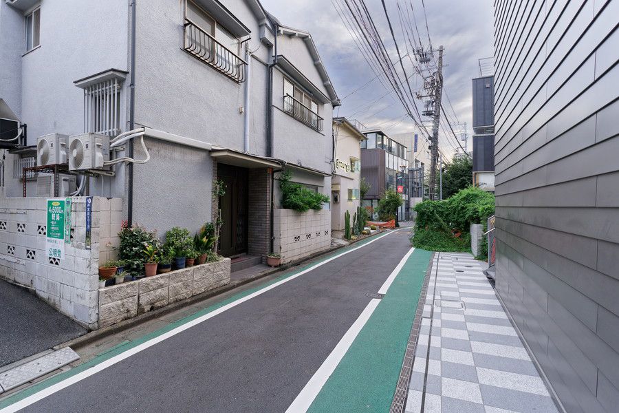 グラウンズ 原宿 grounds STORE 001 キャットストリート裏手を進む