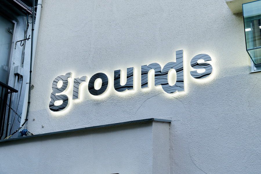 グラウンズ 原宿 grounds STORE 001の看板