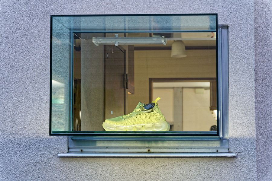 グラウンズ 原宿 grounds STORE 001の出窓式のスニーカーのディスプレイ