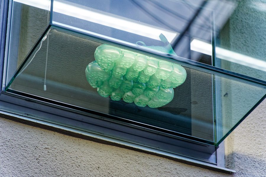 グラウンズ 原宿 grounds STORE 001の出窓式のスニーカーのディスプレイ