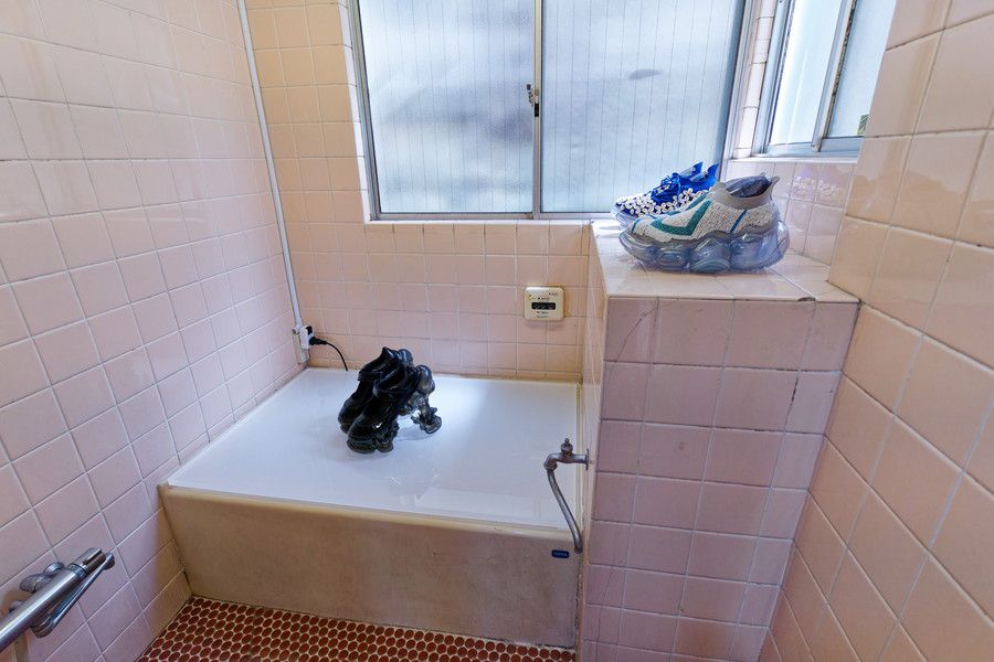 グラウンズ 原宿 grounds STORE 001の民家の浴室を残したディスプレイ