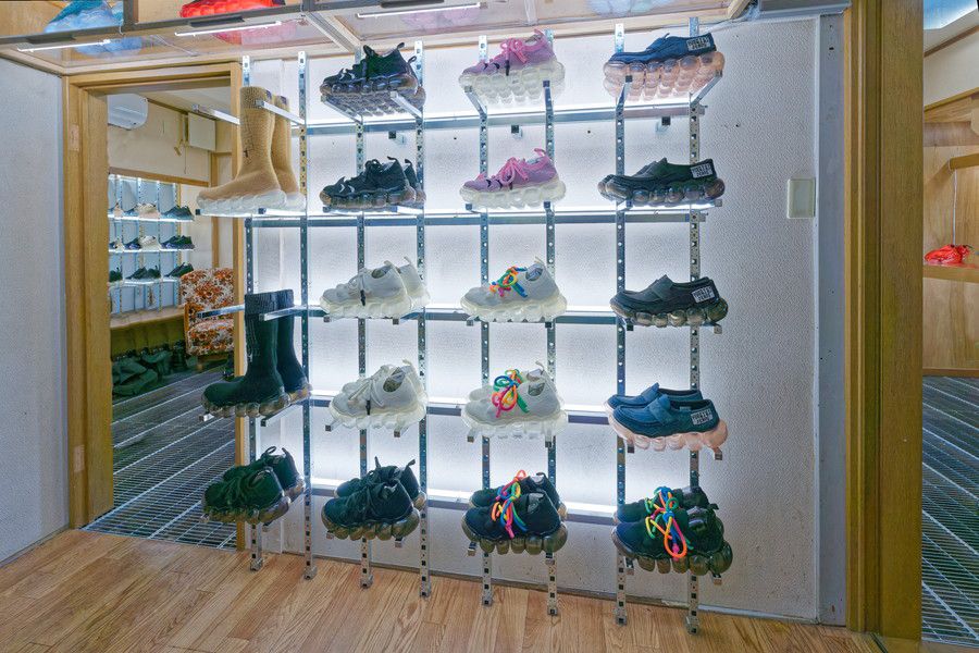 グラウンズ 原宿 grounds STORE 001の店内のスニーカーのディスプレイ