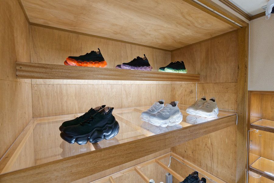 グラウンズ 原宿 grounds STORE 001の住宅の収納スペースを改装したディスプレイ