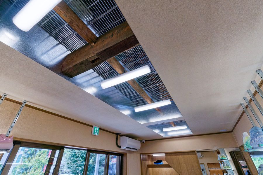グラウンズ 原宿 grounds STORE 001の吹き抜け構造の天井