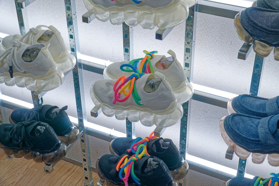 グラウンズ 原宿 grounds STORE 001のスニーカーウォール